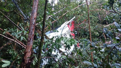 Penampakan Puing Helikopter Bell Jatuh di Timika Papua, 1 Penumpang Anak Hilang Terlempar Keluar Heli