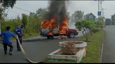 Mobil Toyota Terbakar di Jalinsum, Diduga Api Berasal dari Percikan Bengkel