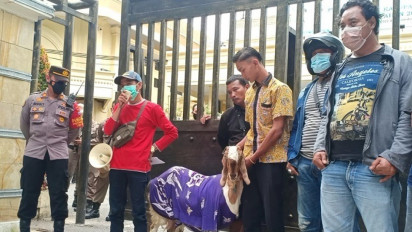 Bawa Kambing, Warga Gresik Desak Oknum DPRD Terlibat Pernikahan Manusia dengan Kambing Dipecat