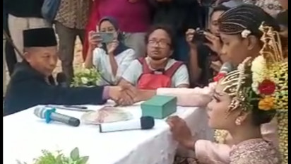 Lobster Goreng Jadi Mahar, 6 Pasangan Nikah Bareng di Pantai Krakal Gunungkidul