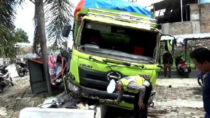 Diduga Tak di Rem Saat Terparkir, Truk Puso Tabrak Puskesmas