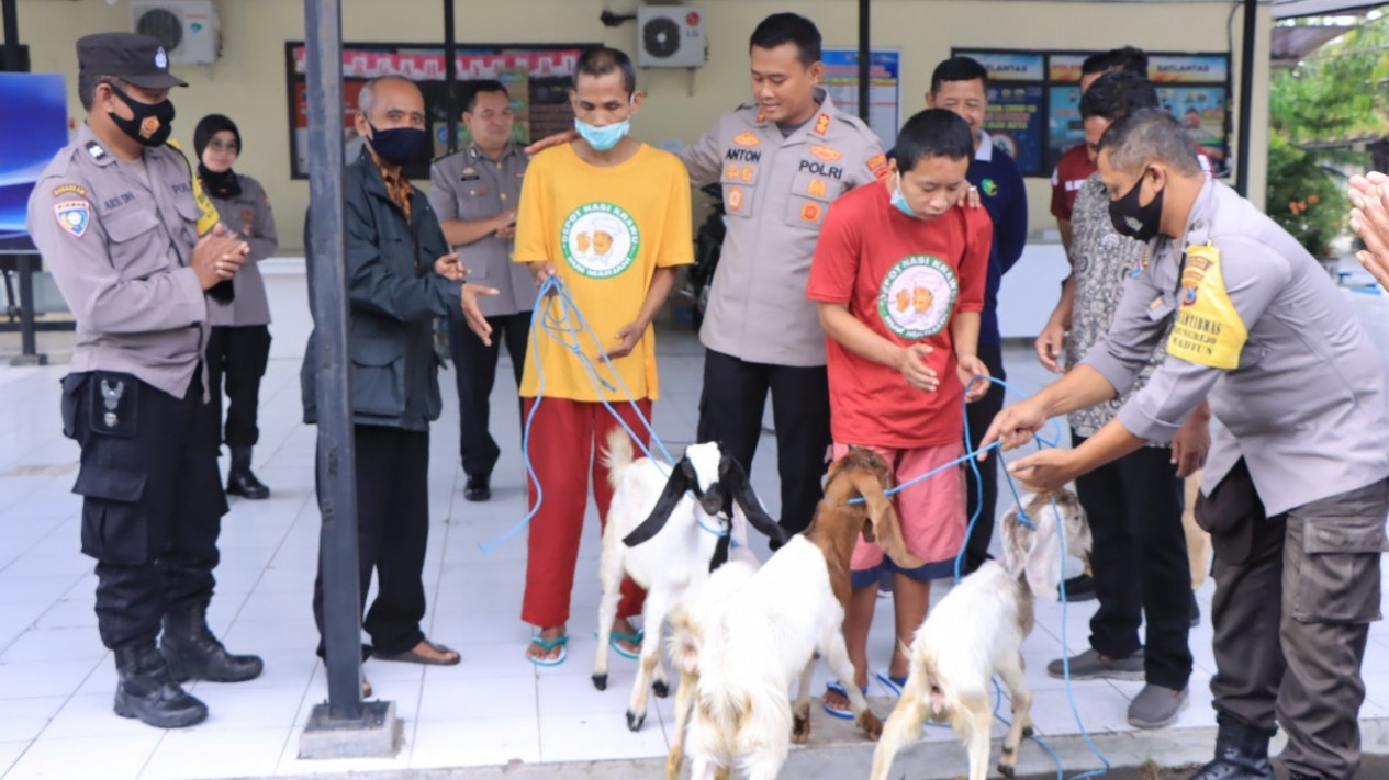 Sembuh dari Pengobatan, Dua ODGJ di Madiun Dapat Hadiah 2 Ekor Kambing
            - galeri foto