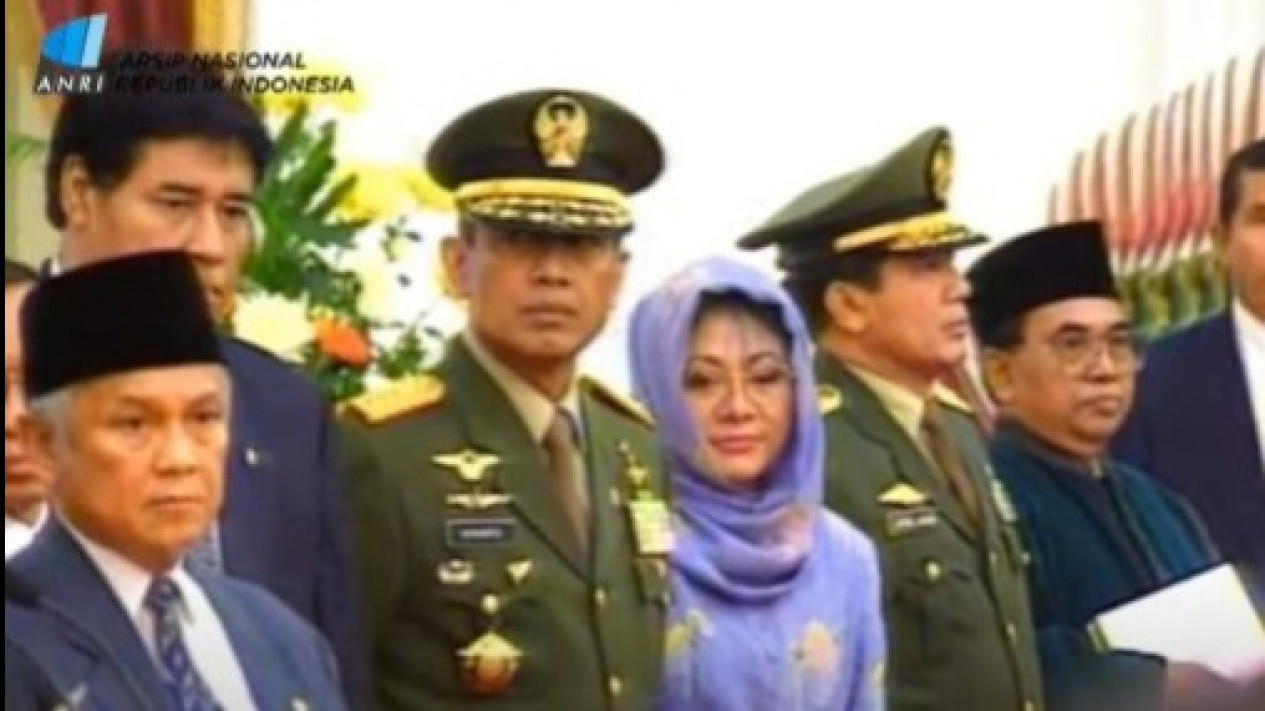 Begini Reaksi Habibie, Ketika Tahu Wiranto Diberi Semacam "Supersemar" Versi 1998 Oleh Soeharto
            - galeri foto