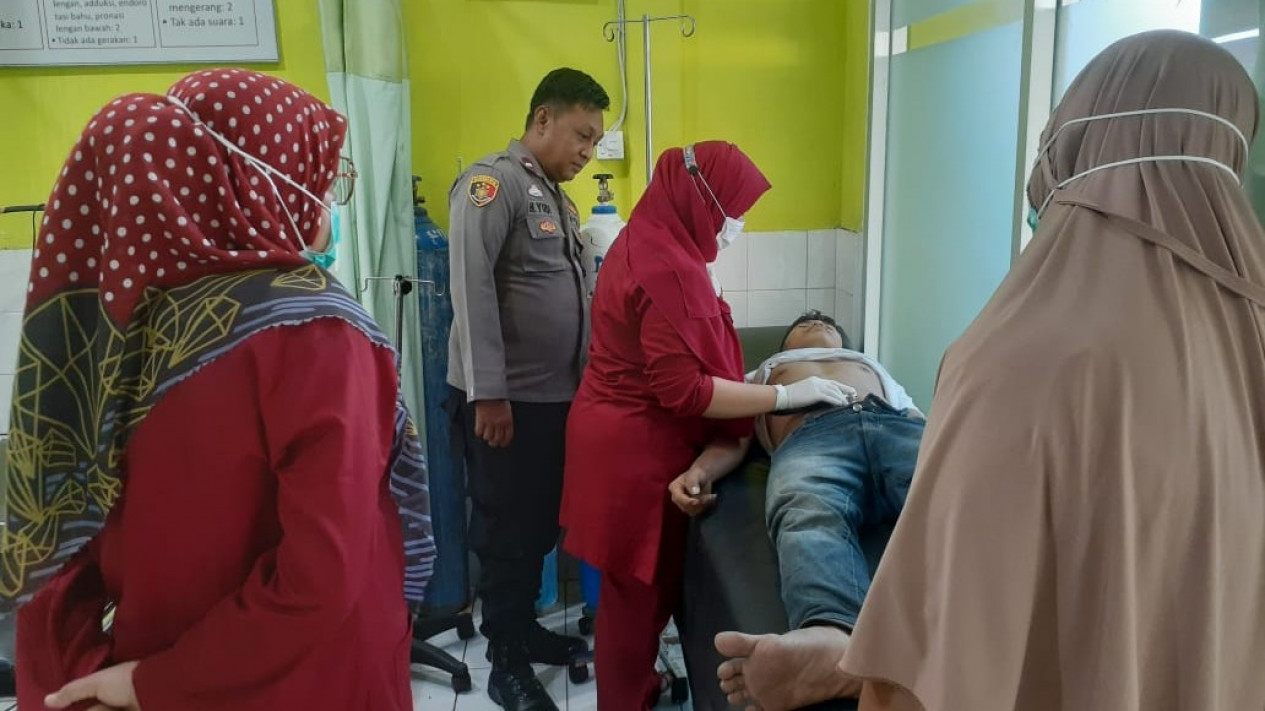 Ambil Uang di Laci Penyimpanan di SPBU, Seorang Pemuda Dihajar Massa
            - galeri foto