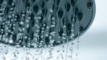 Mandi Air Hangat Atau Air Dingin, Manakah yang Lebih Baik? Berikut Penjelasannya