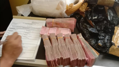 Petugas Embarkasi Surabaya Temukan Uang Rp150 Juta di Koper Calon Haji Kloter 9