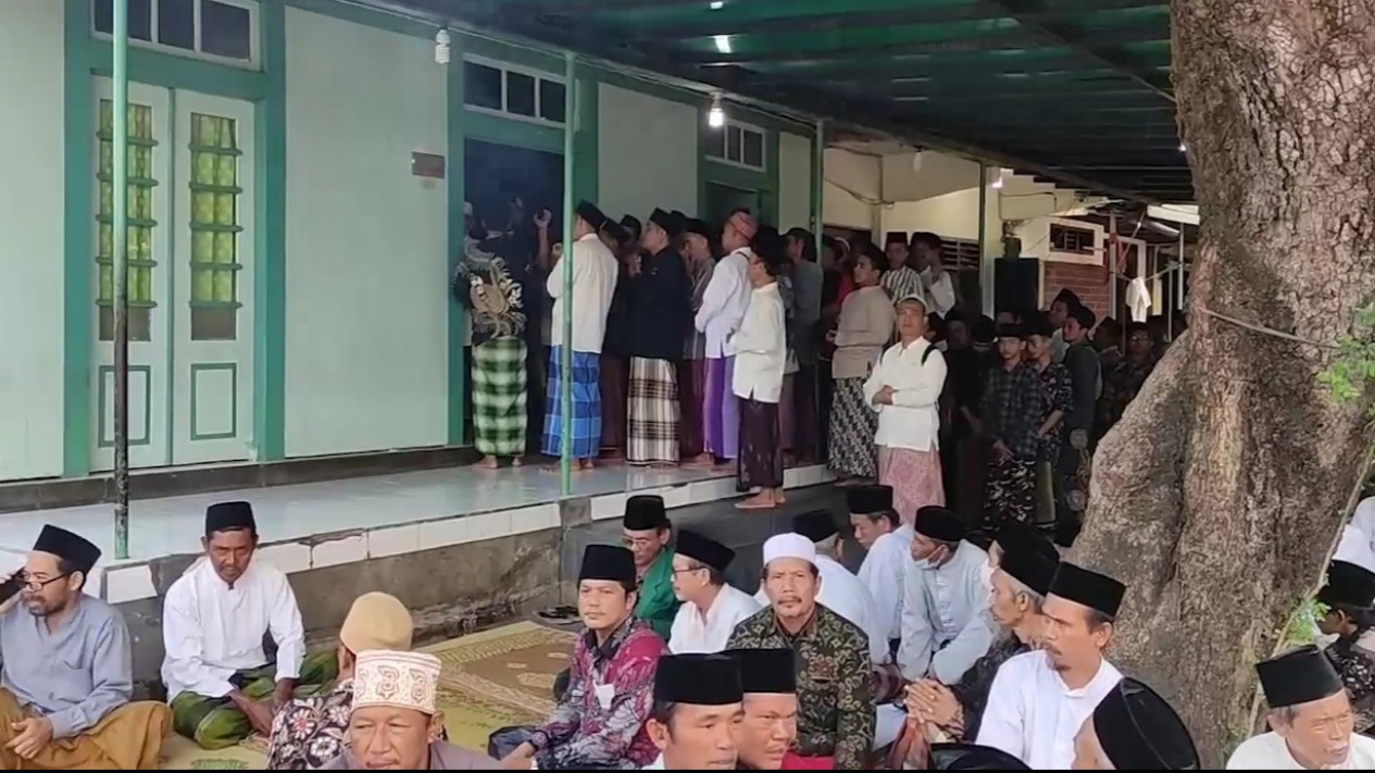 Kabar Duka, Ulama Kharismatik Kyai Haji Dimyati Rois Wafat
            - galeri foto