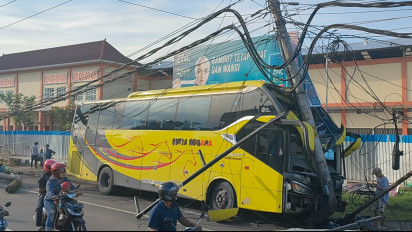 Sopir Mengantuk, Bus Tabrak Tiang Listrik Hingga Roboh