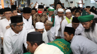 Ribuan Orang Antar Kyai Dimyati Rois ke Pemakaman, Ganjar: Beliau Memberi Kesejukan
