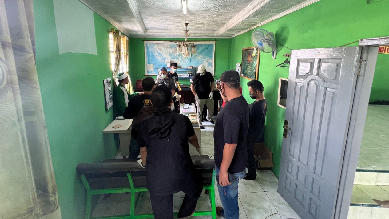 Polisi Dalami Ideologi Khilafatul Muslimin, Temukan Banyak Bukti di Ruang Kerja Abdul Qadir Baraja
            - galeri foto