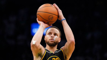 Stephen Curry Borong 43 poin, Warriors Rebut Gim 4 Memaksa Celtics Imbang 2-2 Final NBA