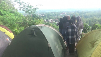 Camping Asyik Sambil Menikmati Air Terjun Tadah Hujan di Pegunungan Kendeng Pati