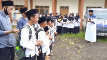Usai Pulang Sekolah, Santri Cilik di Tasikmalaya Serukan Doa Untuk Eril