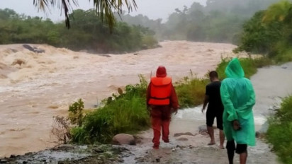 Hujan Lebat Akibatkan Debit Sungai Lubuak Tongga Padang Naik Cepat, Tiga Orang Pelajar Hanyut dan Belum Ditemukan