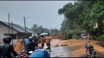 Jalinsum Tapteng - Padangsidimpuan Tertimbun Longsor, Arus Lalu Lintas Lumpuh
