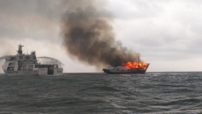 KN Pulau Dana-323 Bakamla RI Berhasil Padamkan Kapal Terbakar di Perairan Karimun