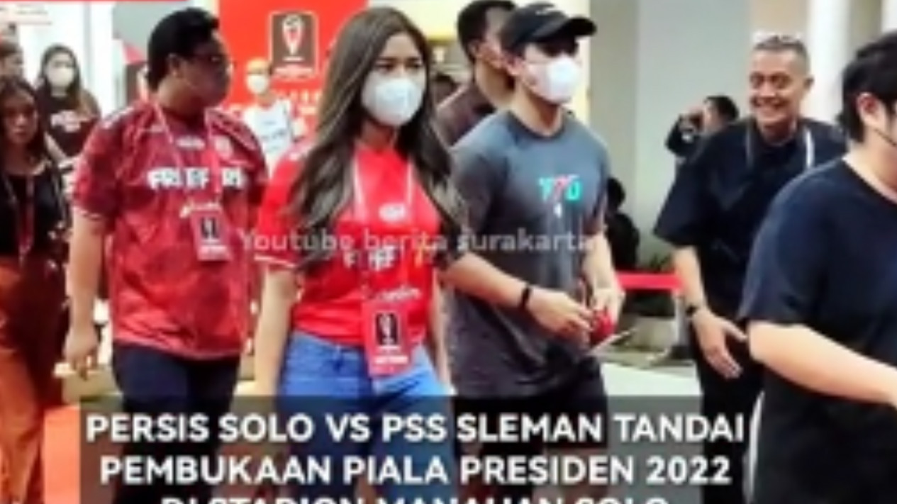Bikin Penasaran! Kaesang Pangarep Terciduk Rangkul Seorang Wanita Cantik Nonton Bareng Laga Sepakbola di Solo, Begini Sosok Wanitanya...
            - galeri foto