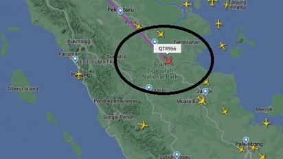 Pesawat QR956 yang Membawa Jenazah Eril Telah Melintasi Pulau Sumatera