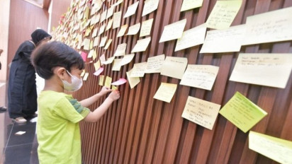 Penampakan Kertas Warna-warni Berisi Tulisan Doa dan Duka untuk Eril Hiasi Gedung Pakuan