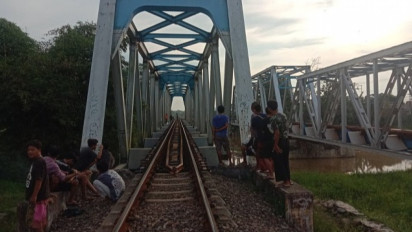 Nasib Nahas Pria di Pekalongan Pamit Mancing di Jembatan Tersambar Kereta Api hingga Jatuh ke Sungai Sengkarang