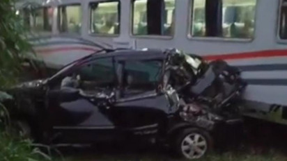 Detik-detik Kereta Api Pangrango Tabrak Toyota Avanza di Sukabumi Gara-gara Parkir Sembarangan