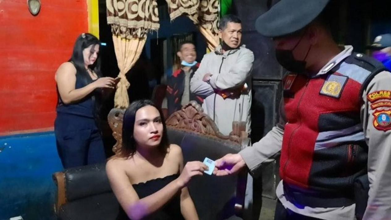 Aksi Polisi dan Satpol PP Razia Kafe Liar di Tapanuli Utara, Ini Hasilnya
            - galeri foto