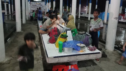 Bikin Miris! Ratusan Korban Banjir Mamuju Mengungsi di Terminal Bus, Termasuk Anak dan Balita