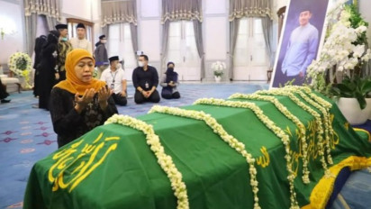 Berdoa Langsung di Depan Jenazah Eril, Gubernur Khofifah: Allah Menganugerahkan Kemuliaan Luar Biasa