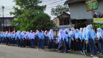 Bawa Bunga & Spanduk Penuh Haru, Ribuan Pelajar SD Hingga SMA Padati Jalan ke Pemakaman Eril