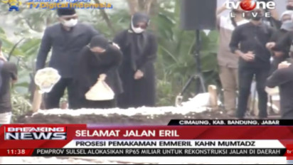 Begini Momen Haru Saat Tabur Bunga, Ridwan Kamil dan Atalia Pegang Pundak Zara Saling Beri Dukungan Kekuatan Melepaskan Kepergian Eril