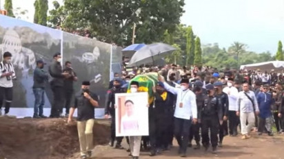 Bikin Haru dan Merinding! Ini Momen Prosesi Pemakaman Emmeril Khan Mumtadz