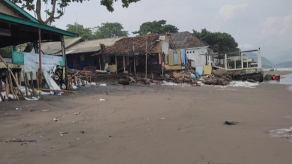Penampakan Penginapan dan Bale-bale di Pantai Citepus Porak-poranda Diterjang Banjir Rob Setinggi 3 Meter