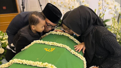 Sudah Ikhlas, Atalia Unggah Foto Cium Keranda Eril: Melepasmu Dengan Keikhlasan Adalah Bentuk Cinta Tertinggi Kami Padamu A Eril