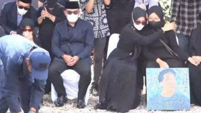 Momen Haru Saat Ridwan Kamil di Pemakaman Eril