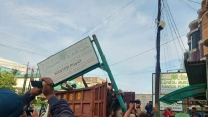 Abdul Qadir Baraja Ditangkap, Aparat Bongkar Papan Nama Kantor Pusat Khilafatul Muslimin