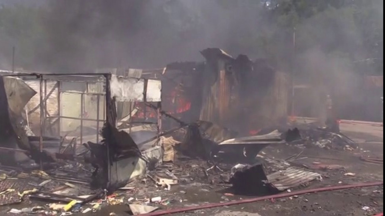 Tewaskan Tiga Orang, Serangan Rudal Ukraina Hancurkan Sebuah Pasar di Donetsk Wilayah Pasukan Sparatis Pro Rusia
            - galeri foto