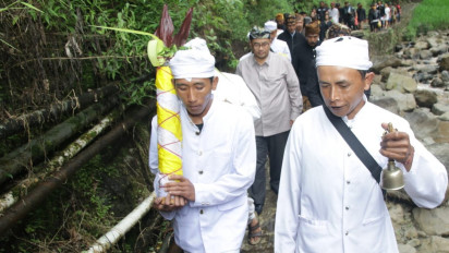 Jelang Yadnya Kasada 2022, Masyarakat Tengger Gunung Bromo Lakukan Ritual Mentak Tirta 