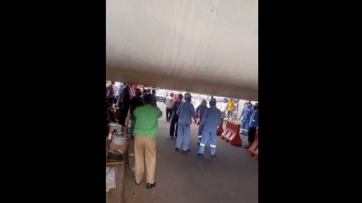 Jembatan Curug Raya Ditutup Portal Gegara Proyek Kereta Cepat, Warga Protes Penggantinya Belum Ada
            - galeri foto