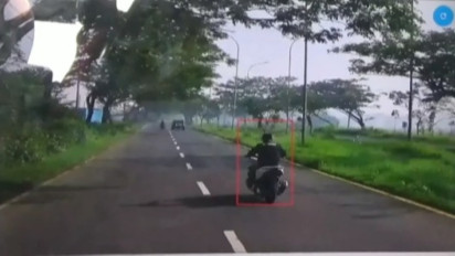 Tak Pakai Helm di Jalan Raya, Terekam Kamera Mobil Incar