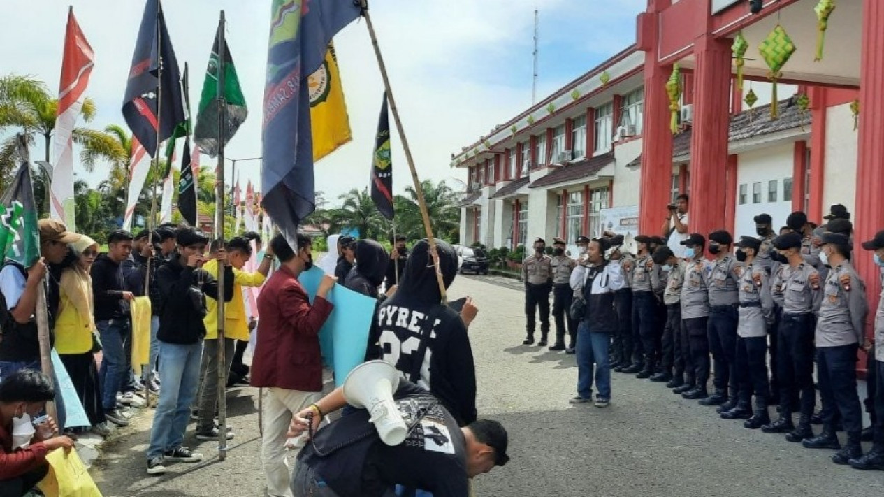 Mahasiswa Geruduk kantor Bupati Sambas, Tuntut Tertibkan Sengketa Lahan Sawit  dan Tambang Ilegal di Sambas
            - galeri foto