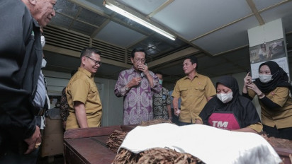 Kunjungi Prabrik Cerutu, Sri Sultan Harapkan Taru Martani Lakukan Diversifikasi