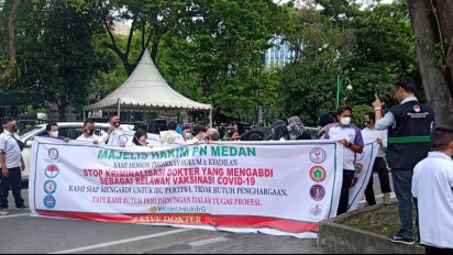 Aksi Dukungan Kepada Dokter G Kasus Vaksin Kosong Banjiri PN Medan di Sidang Perdana