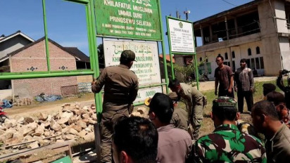 Tanpa Perlawanan, Petugas Gabungan Tertibkan Plang Khilafatul Muslimin di Pringsewu Lampung