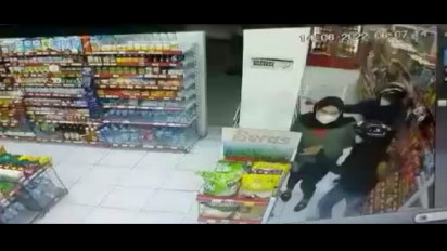 Aksi Perampok Bersenpi Satroni Alfamart di Kranggan Bekasi, Karyawati Diikat di WC