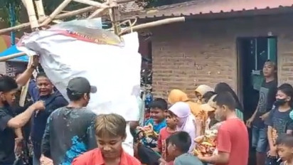 Momen Ratusan Warga Berebut Nasi Berkat dan Gunungan dalam Tradisi Sedekah Bumi di Pati