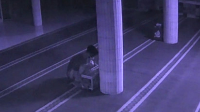 Nekad, Seorang Penjaga Masjid Bersama Anak Dibawah Umur di Padang Diduga Curi Kotak Amal Aksinya Terekam Kamera CCTV