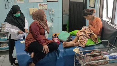 Heboh Ibu Muda Melahirkan di Dalam Mobil Saat Menuju Puskesmas, Alhamdulillah Bayi Selamat