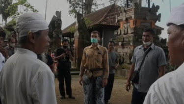 Gegara Konten TikTok Panjat Pohon Keramat, Bule Australia Dideportasi