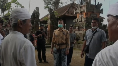 Gegara Konten TikTok Panjat Pohon Keramat, Bule Australia Dideportasi