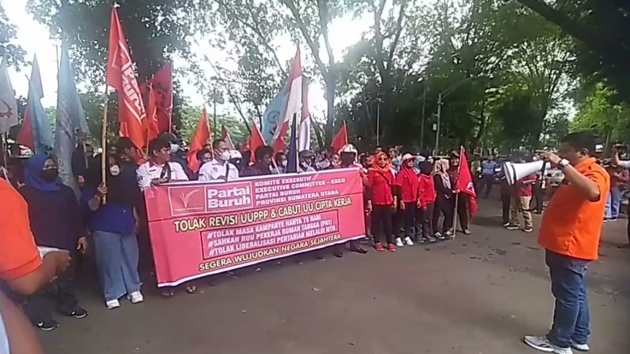 Buruh di Medan Demo Tolak Kenaikan Harga Cabai
            - galeri foto